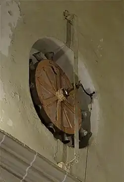 Roue à carillons en bois à 8 rayons ceinturé de douze clochettes