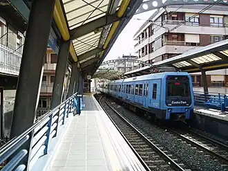 Rame Euskotren S-200 quittant la gare en direction d'Irun.