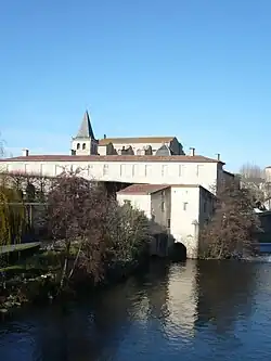 Évêché, cathédrale Saint-Benoît de Castres et berges sur l'Agout.