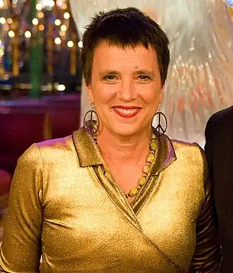 Eve Ensler (diplômée en 1975) : Dramaturge féministe américaine.
