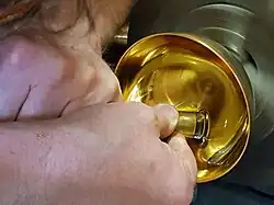 Brunissage au tour, chez Évellin ; vue rapprochée travail au brunisseur en hématite.