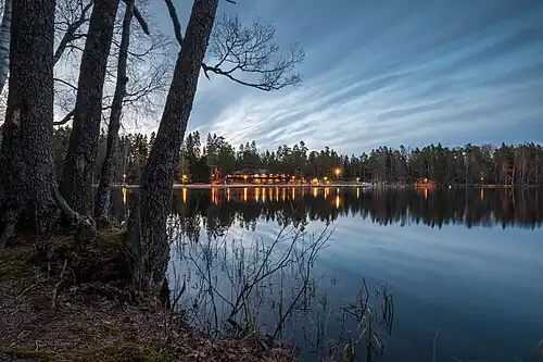 Soirée au bord du lac Kuusijärvi à Kuninkaanmäki,
