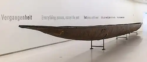 Grande pirogue monoxyle au Musée royal de l'Afrique centrale.