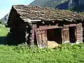 Grange à foin typique située dans la région d'Évolène en Suisse.