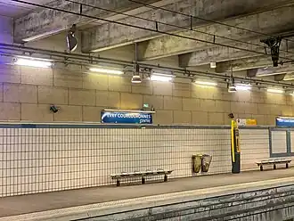 « Évry Courcouronnes  Centre » sur les panneaux des quais, en 2020.