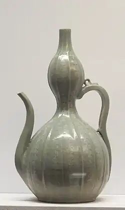 Verseuse en forme de double gourde. Décor incrusté sous couverte céladon. Goryeo (918-1392), XIIe-XIIIe. Corée
