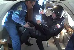 cabine d'un sabreliner, deux hommes en apesanteur.