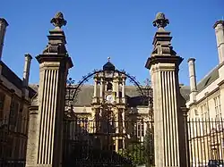 Photographie de l'entrée de l'Examination Schools.