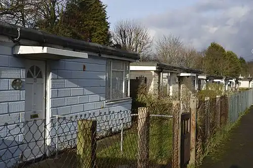 Préfabriqués de type Uni-Seco aujourd'hui classés, et situé sur l'Excalibur Estate&nbsp;(en)