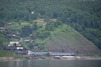 Train partant vers Slioudianka et des maisons.