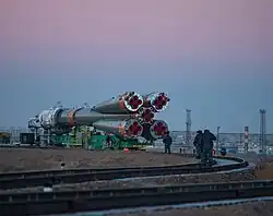 Le lanceur Soyouz et le vaisseau amenés sur le pas de tir du cosmodrome de Baïkonour.