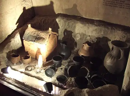 Trousseau funèbre à urne-cabane.