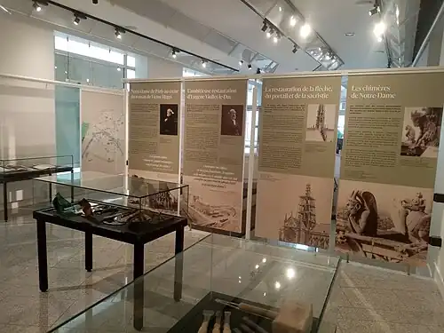 Panneaux sur la Cathédrale Notre-Dame lors de l'exposition "Notre-Dame de Paris au siècle de Jaurès" en mars 2025.