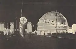 Vue sur la sphère, de nuit.