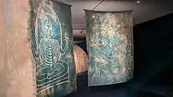 Deux icônes montrant une femme en tailleur et une dansant.