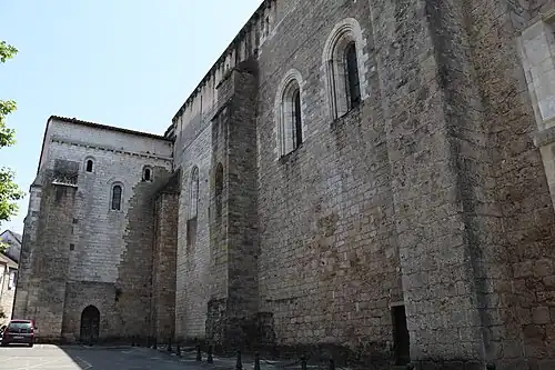 Une partie des murs sobres de l'édifice.