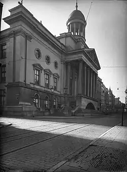 Hôtel de ville, façade du côté Kaasmarkt, photographie de 1938.