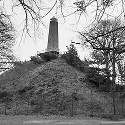 Photo en noir et blanc de la Pyramide d'Austerlitz, dégradée par le temps.