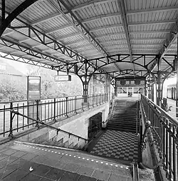 Quai unique de la gare de Weert relié au bâtiment des voyageurs par un tunnel.