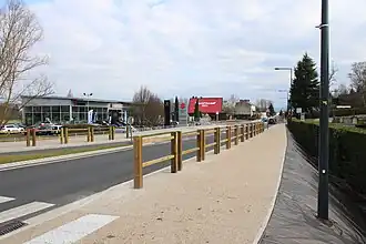 Avenue de Vichy rénovée, avec des barrières en bois séparant la chaussée du trottoir
