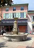 La fontaine sur la place du village.