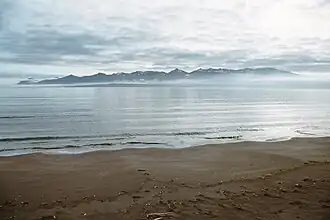 La Flateyjarskagi vue depuis Dalvík de l'autre côté de l'Eyjafjörður avec Hrísey au centre dans la brume.