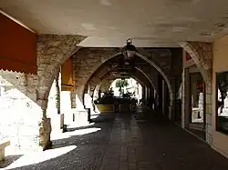 Les arcades de la place Gambetta.