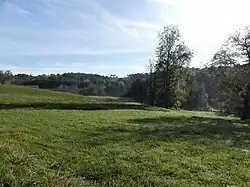 La vallée de l'Eyraud et la forêt du Landais au nord-est du bourg.