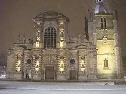 Façade principale et la tour éclairées.