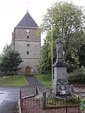 Monument aux morts devant l'église