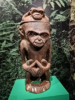 Fétiche contenant mi-homme mi-singe.
