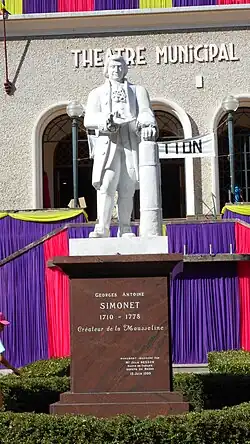 Vue d'une statue d'un homme.