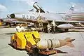 Un F-100 Super Sabre de la 308th TFS, en train d’être armé avec des bombes Mk 117 de 750&nbsp;livres à Tuy Hoa, au Viêt Nam du Sud en 1966