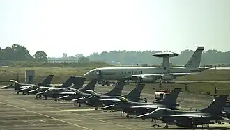 Des F-16 et un E-3 Sentry américain sur la base en 2005 pour l'exercice Cope 6.