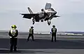 F-35B en atterrissage vertical sur le pont du porte-avions HMS&nbsp;Queen Elizabeth.