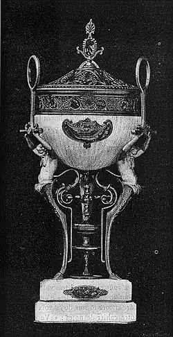 Brûle-parfum en marbre blanc, bronze doré et malachite, exécuté par la maison Barbedienne.