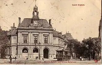 Carte postale ancienne montrant un tramway de l'Est Parisien devant la mairie du 20e&nbsp;arrondissement