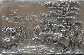 Trois bas-reliefs de Desjardins provenant du piédestal de la statue pédestre du roi Louis XIV :Le Passage du RhinL'armée française défile devant Louis XIV et ses généraux et s'élance dans le Rhin sous le feu ennemi.