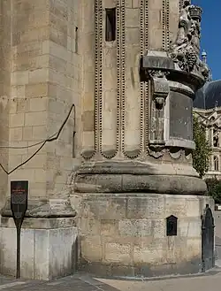 Soubassement avec encore le panneau Histoire de Paris (2016).