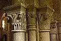 Chapiteaux romans à motifs végétaux.