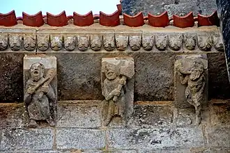 Modillons et corniche de l'absidiole nord.