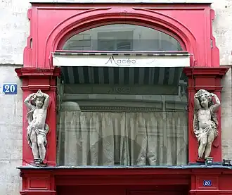 No&nbsp;20 : façade d'un restaurant avec putti.