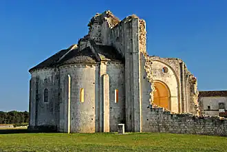 Restes de l’église en ruines.