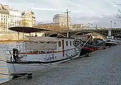 Bateaux amarrés au quai.
