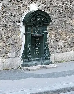 L'une des deux dernières fontaines Wallace en applique de Paris, entre les Nos&nbsp;38 et 40 de la rue Geoffroy-Saint-Hilaire.