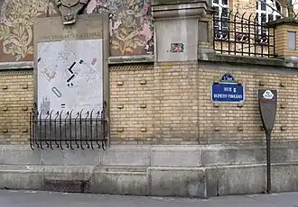 Rue Gabriel-Vicaire avec un plan de l'ancien enclos du Temple et rue Dupetit-Thouars avec un Panneau historique de la ville de Paris.