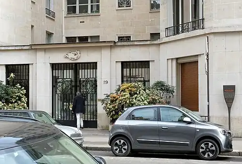 No&nbsp;19 avec un panneau Histoire de Paris.