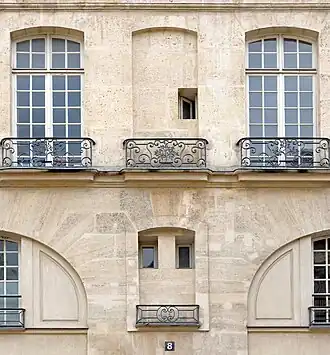 No&nbsp;8, ferronneries du 2e étage évoquant l'orme Saint-Gervais.