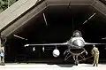 Un F-16 en face d'un hangar spécial dit renforcé