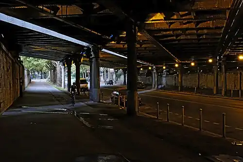 Le boulevard de Bercy passe sous les voies SNCF de la gare de Lyon.